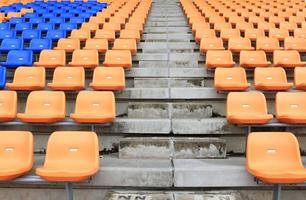 Plastik, gelb und blau, neue Stühle im Stadion. foto