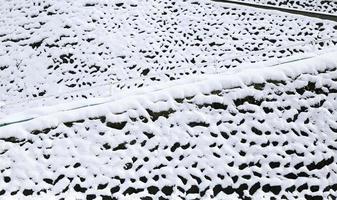 mit Schnee bedeckte Steinmauer i foto