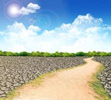 Straße mit blauem Himmel und Wolken des trockenen Landes foto