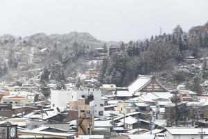 Blick auf die Stadt Takayama in Japan im Schnee foto