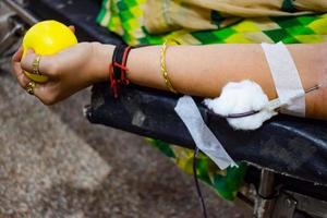 blutspender im blutspendecamp mit einem hüpfball in der hand gehalten im balaji-tempel, vivek vihar, delhi, indien, bild für den weltblutspendetag am 14. juni jedes jahr, blutspendecamp foto
