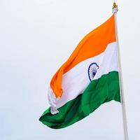 Indien-Flagge, die hoch am Connaught-Platz mit Stolz auf den blauen Himmel fliegt, Indien-Flagge flattert, indische Flagge am Unabhängigkeitstag und Tag der Republik Indien, Schuss nach oben geneigt, indische Flagge schwenkend, Har Ghar Tiranga foto