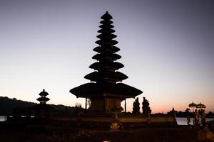 Silhouette des Pura-Ulun-Danu-Tempels foto