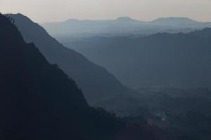 nebliger und vulkanischer berg während des sonnenaufgangs vom aussichtspunkt pinajagun ii, indonesien foto