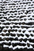 mit Schnee bedeckte Steinmauer i foto