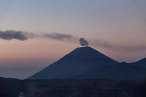 Sonnenaufgang am Vulkan Mount Bromo Ost-Java, Indonesien. foto