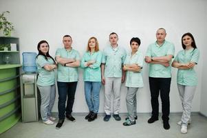 medizinisches Thema. Porträt der Gruppe von Ärzten an der Rezeption des Diagnosezentrums im Krankenhaus. foto