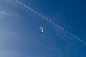 Gleitschirmflieger mit Flugzeug foto