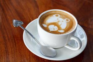 Latte Art Kaffee auf Holztisch foto