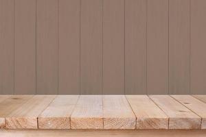 Holztischplatte auf braunem Holzhintergrund foto