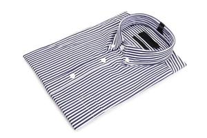 Herrenhemd für Kleidung isoliert auf weißem Hintergrund foto