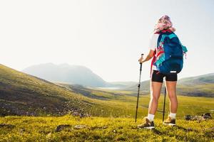 Nahaufnahme junge kaukasische sportliche Frau Wanderer allein stehen auf Aussichtspunkt im Freien bei sonnigem heißem Wetter allein. inspirierende aktive sportliche Aktivitäten für starke Frauen im Freien foto