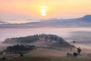 Sonnenaufgang am nebligen Morgen in Khao Takhian Ngo View Point in Khao-Kho Phetchabun, Thailand foto