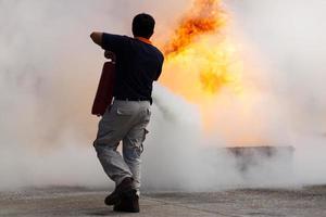 Feuerwehrmann löscht ein Feuer foto