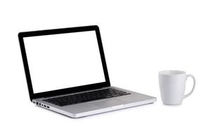 leerer bildschirm des laptops und bunte bleistifte mit kaffeetasse foto