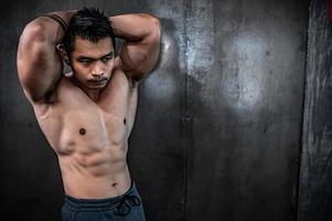 porträt des asiatischen mannes großer muskel im fitnessstudio, thailänder, training für gute gesunde, körpergewichtstraining, fitness im fitnessstudio-konzept