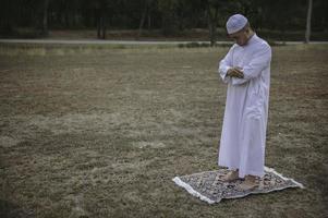 asiatisches islammanngebet, junger muslim, der betet, ramadan-festkonzept foto
