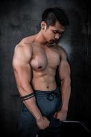 porträt des asiatischen mannes großer muskel im fitnessstudio, thailänder, training für gute gesunde, körpergewichtstraining, fitness im fitnessstudio-konzept