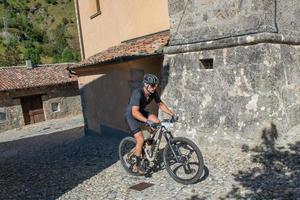 italien 2022 radfahrer, die auf anspruchsvollen strecken mit mountainbikes unterwegs sind foto