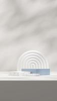 3D-Rendering Mock-up blaues und marmoriertes Podium im Hochformat mit weißem Bogen und Sonnenschatten foto
