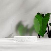 3D-Mock-up-Rendering-Hintergrund des Marmorpodiums im Quadrat mit Alocasia-Pflanze im Hintergrund foto