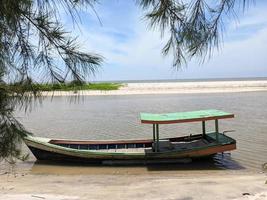 altes Kanu oder Boot am Fluss foto