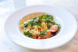 thailändisch scharf gebraten mit Spaghetti, Kurobuta Schweinswurst,