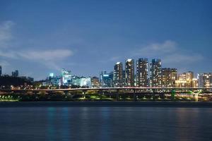 Nachtansicht des Flusses Han in Seoul foto