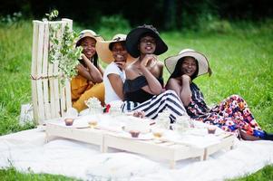 gruppe afroamerikanischer mädchen, die geburtstagsfeier im freien mit dekor feiern. foto