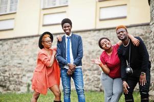 vier afrikanische freunde haben spaß und tanzen im freien. zwei schwarze Mädchen mit Jungs. foto