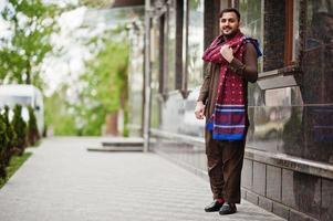 Der pakistanische Pathan-Mann trägt traditionelle Kleidung. foto