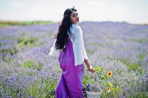 schöne indische Mädchen tragen Saree Indien traditionelles Kleid in lila Lavendelfeld. foto