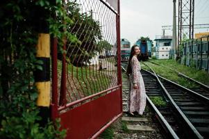 Lifestyle-Porträt eines jungen Mädchens, das auf dem Bahnhof posiert. foto