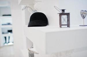Nahaufnahmefoto einer schwarzen Kappe auf dem Regal im Laden. foto