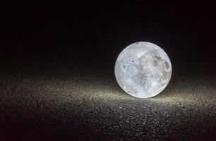 kleiner Mond auf einer Straße foto