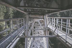 Fußgängerwege aus Metall auf einer hohen Brücke foto