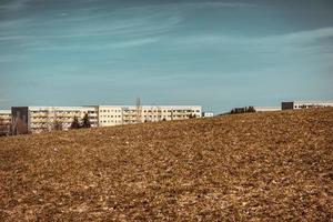 Wohngebäude hinter einem Feld im Frühjahr foto