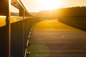 Sonnenuntergang über einer Brücke foto