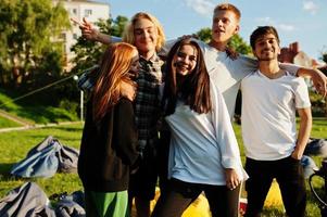 junge multiethnische gruppe von menschen im open-air-kino. foto