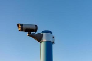 Überwachungskamera vor blauem Himmel foto