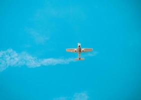 Propellerflugzeug im wolkenlosen blauen Himmel foto