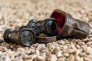 altes Fernglas auf Kieselsteinen foto