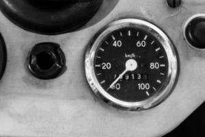 Tachometer, der Geschwindigkeit und zurückgelegte Kilometer anzeigt foto