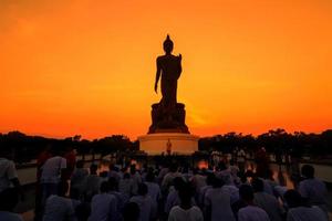 Buddha-Statue im Sonnenuntergang foto