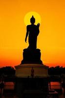 Buddha-Statue im Sonnenuntergang foto