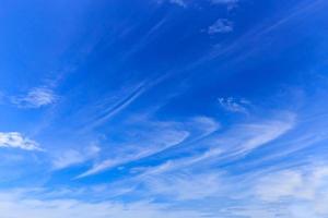 schöner blauer Himmel mit Wolken foto