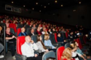 Unscharfes Foto von Zuschauern im Kino.