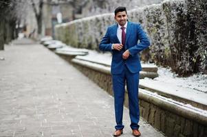 elegantes indisches modisches mannmodell auf anzug, der am wintertag gestellt wird. foto