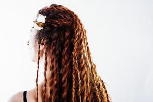 Studio-Shooting von Rückenmädchen mit Dreads auf weißem Hintergrund. foto