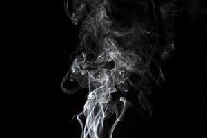 weißer Rauch auf schwarzem Hintergrund foto